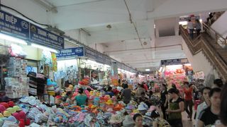 現地の問屋街という感じ。