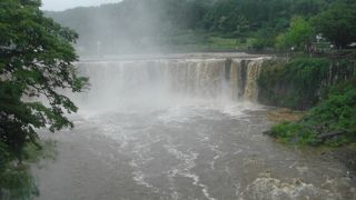 梅雨時の原尻の滝は水量も多く迫力があります。