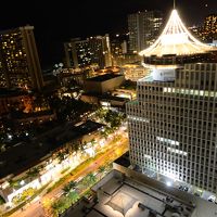 部屋からの眺望（夜景・カラカウア通り、ロイヤルハワイアン）