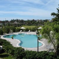 窓からの景色。時々白人のオネエさまが優雅に泳いでいます