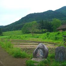 須藤家が東京からリヤカーを引いて引っ越してくるシーンで登場！