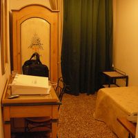 黄色でまとめられた内装。クローゼットも可愛い