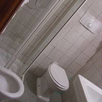 少々狭いが清潔なバスルーム