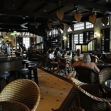 ロング・バー奥から入り口方向を見る