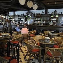 ロング・バーの店内中央付近。昼はしっとりと落ち着いた雰囲気。