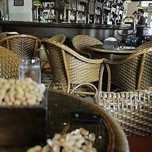 ロング・バーでは、おつまみの落花生の殻を散らかすのもルール？