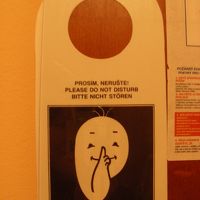 「起こさないでね」の札が可愛い（このホテルだけではないが）