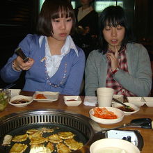 焼きあがりました。食べ方をオッパに聞いてます