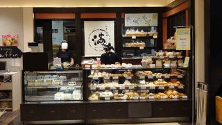 駅近で便利！朝食でも酒の供でも使える惣菜パン。