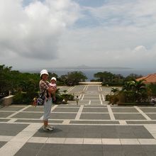 入り口、伊江島を望む