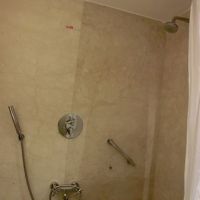 シャワーは固定式とハンディタイプと２とおりあります。