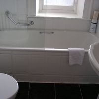 明るくて気持よいバスルーム。古めだが清潔に保たれている。