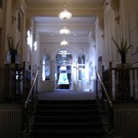 フロントロビーに続く階段。横にバリアフリーリフトはある　