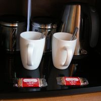 LOTUSのビスケット美味しかった。この台に埃がたまっていた