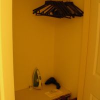 英はアイロン常備の客室が多い。ココはズボンプレッサもあった