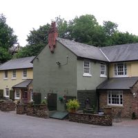 緑に囲まれ、裏山入り口が目の前