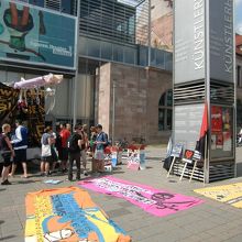 中央駅前の交差点角にあります。３階建てビルの１階です。