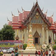 バスターミナルの近くの大きなお寺