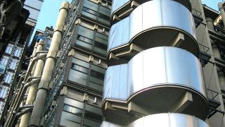 斬新なデザインを持つビルは、今でも新鮮！