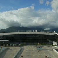 部屋からの眺め。目の前は空港です。