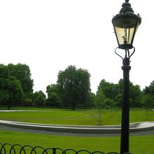 普通の噴水ではないようです。流れる噴水？