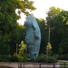 マーブル・アーチ にあった面白銅像♪北側から撮影。