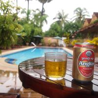 雨の日のプールサイドにてアンコールビール