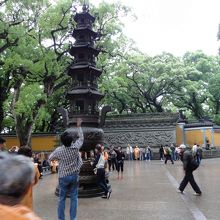 下から上に順番に「福・禄・壽・喜」の意味がある五重の灯篭