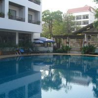 旧館側の屋外プール。冬期は日陰で水温が冷たいです。