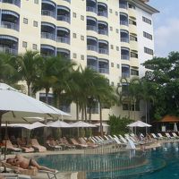 プールは清潔で気持ちいいです。写真奥１F部分がレストラン