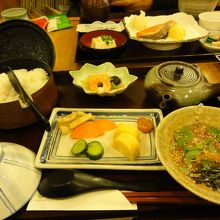 鯛茶漬け（手前）と焼き鮭朝食（奥）