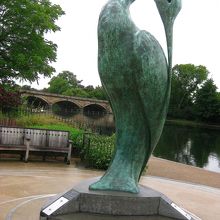 近くにあった鳥の彫刻「ＩＳＩＳ」