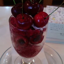 アメリカンチェリーがゴロゴロ。佐藤錦の時もあるみたい。