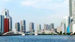 水上バスで12の橋をくぐりながら隅田川下り