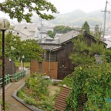 これだけ上にある