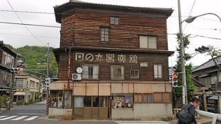 春風館から阿波屋通りで日の丸写真館まで，竹原格子とレトロな建物を楽しめる