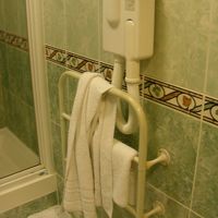 洗面台と反対の壁にドライヤーがあるので不便だが許せる雰囲気