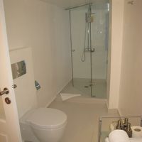 トイレは紙を流しちゃいけないので、ふた付き箱がありました。