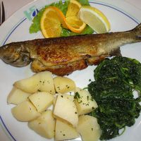 ホテル内のレストランで夕食。マスのグリル。