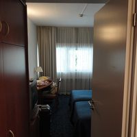 窓は全開出来ないです。