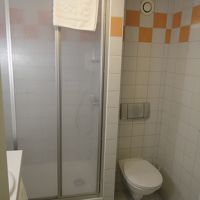 仕切りの向こうがシャワー