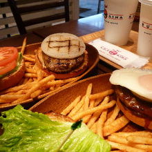 私はトマト嫌いなのでトマト抜きロコモコバーガーです（手前）