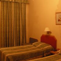 古めで簡素だが、天井は高く清潔