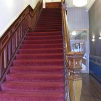 この階段の右奥のエレベーターを利用。その旨の表示もある