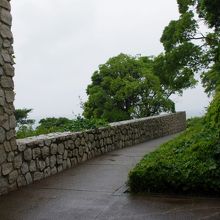 地中美術館入り口付近。晴れていれば瀬戸内の海が臨める