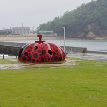 宮浦港にある草間彌生作品「赤いカボチャ」