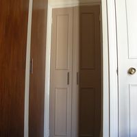 左がクローゼット、中央が浴室、右のが外へのドア。変なのっw