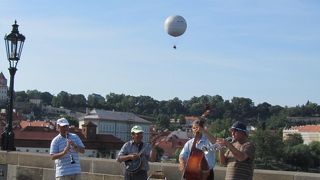 カレル橋の上では