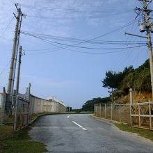 坂を登りきったところにある門。左が空港。