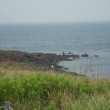 ごちごつした岩。